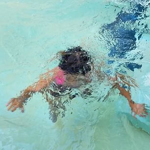 A swim to kick off #springbreak #losangeles #sundaysinmycity #sundayfunday